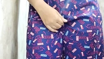 18+ ભારતીય ટીન તેની ટાઇટ પુસ્સી ફક્તા અને હાર્ડ કમ કરે છે