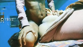 ભારતીય પત્નીની ટાઇટ પાછળ તેના પતિ દ્વારા વિવિધ સ્થિતિઓમાં ચોદવામાં આવી છે