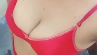 સુંદર એશિયન Milf મોટા નિપ્પલ્સ સાથે લાલ હોટ સેટમાં હોટ એમએમએસ રેકોર્ડ કરે છે.