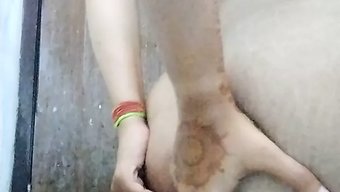 ટીન અને પરિપક્વ ભારતીય છોકરીઓ આ હોમમેડ વિડિઓમાં શાવર શેર કરે છે