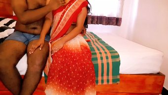 કોલેજ કોએડ તેના હોટ શિક્ષકથી હેન્ડજોબ મેળવે છે