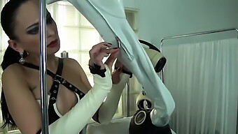 હાઈ હીલ અને સ્ટોકિંગ્સ: એક Bdsm મિસ્ટ્રેસનું શ્વાસ ખેલનું એડવેન્ચર