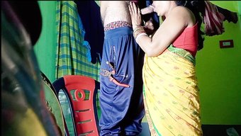 ભારતીય (હિંદી) ટીન (18+) એક ઇલેક્ટ્રિશિયન દ્વારા તેની પુસ્સી ફક્તા છે